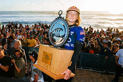 À 17 ans, la surfeuse américaine Caitlin Simmers a signé sa première victoire à Peniche, où elle a remporté le MEO Rip Curl Pro Portugal, troisième manche du Championship Tour 2023.