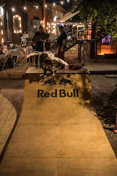 100cznia przyciąga fanów dobrego jedzenia, muzyki, deskorolki