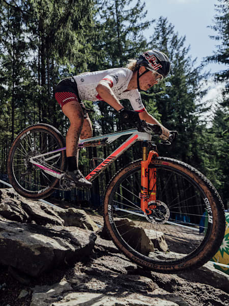 Emily Batty performt beim UCI XCO World Cup 2021 in Nove Mesto, Tschechien.
