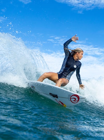 La surfeuse Molly Picklum ride une vague lors d'une session de surf à Burleigh Heads en Australie.