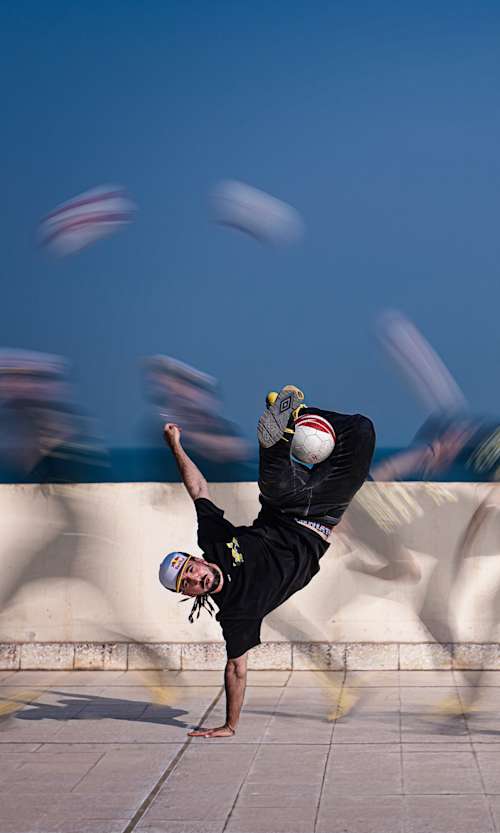 Le freestyler de football français Séan Garnier fait du football freestyle à Kuwait City au Koweït.