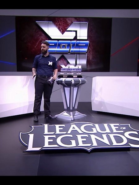 Foto do troféu de campeão do X1 dos Casters 2019 de League of Legends