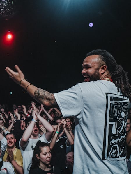 Nativ beim Lyrics Festival 2019 in Zürich live auf der Bühne.