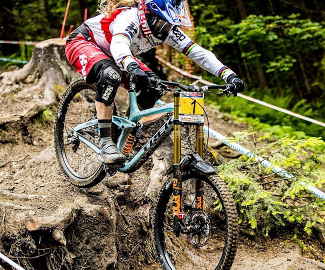 Mountain bike descending tips: How to descend on a MTB