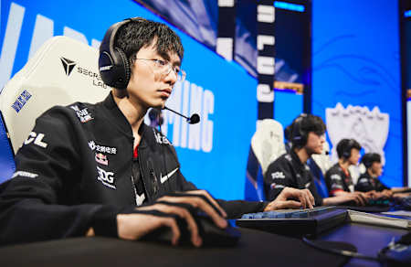 Flandre and his teammates in Edward Gaming get ready to take on Gen.G in the semi-finals.