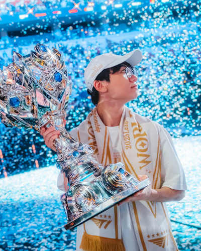Keria, de l'équipe T1, célèbre sa victoire sur scène après avoir été sacré champion lors de la finale des Championnats du monde de League of Legends 2025 à Chengdu, en Chine. 
