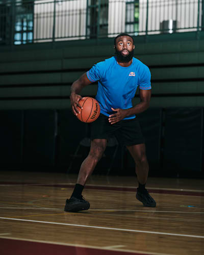 Le joueur de basketball Jaylen Brown se prépare à lancer le ballon lors d'une séance d'entraînement.