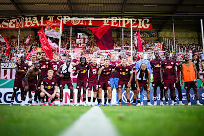 Die Mannschaft von RB Leipzig in einer Reihe nach dem DFB-Pokal-Erfolg beim SV Sandhausen.