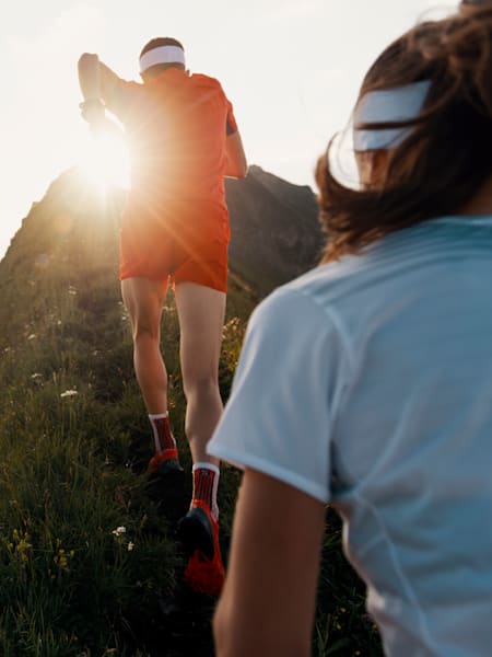 Les athlètes Judith Wyder et Remi Bonnet se suivent pendant la course verticale Red Bull Ridges 2019 à Lungern, en Suisse.