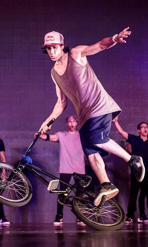 Le champion de BMX flatland Viki Gomez épate le public avec ses tricks en Thaïlande.