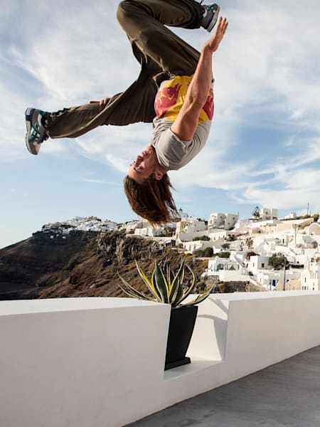 Ο Jason Paul κάνει parkour στη διάρκεια του practice session για τον Παγκόσμιο τελικό του Red Bull Art of Motion στη Σαντορίνη, 27 Σεπτεμβρίου 2012