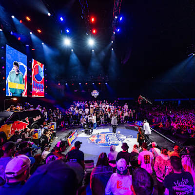 The Red Bull Batalla National Final 2025 ignites the Bogotá crowd with dynamic rap battles and a stunning stage, bringing Colombia's hip-hop talent to the spotlight under spectacular lights