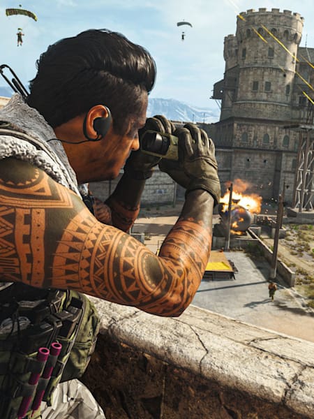 Een personage in Call Of Duty Warzone kijkt door een verrekijker naar de oorlog die zich afspeelt onder hem.