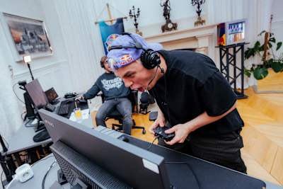 Red Bull-Athlet Papaplatte schreit seine Freude während einer Streaming Session heraus.