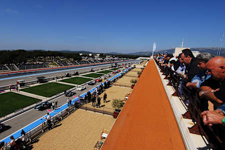 Le cabinet Architecture 54 fondé par Thierry Lombardi a réalisé une nouvelle tribune de 4400 places pour le circuit de F1 Paul Ricard au Castellet.