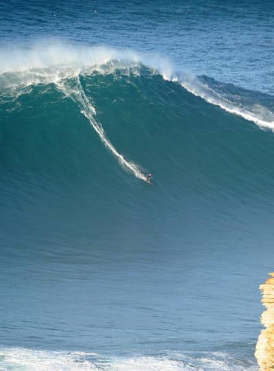 Le surfeur Sebastian Steudtner sur une vague de Nazaré par le photographe de surf Rafael Riancho.