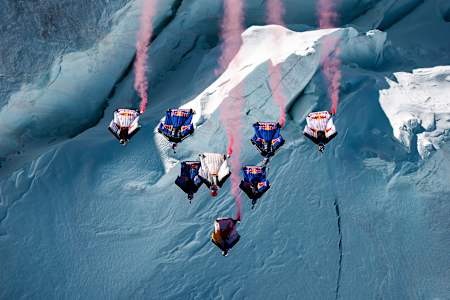 Fred Fugen, Dani Roman, Marco Waltenspiel, Sebastian Alvarez et d'autres virevoltent en wingsuit au-dessus du Mont Blanc, en France.