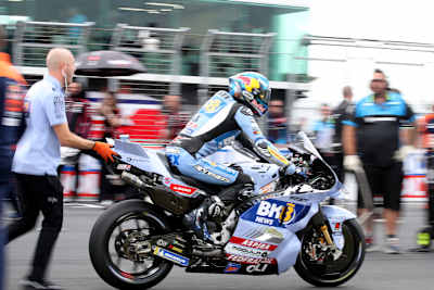 Álex Márquez quitte la pitlane lors du Grand Prix MotoGP de Saint-Marin 2025, assurant sa dueixème place au championnat du monde avec l’équipe Gresini Racing.