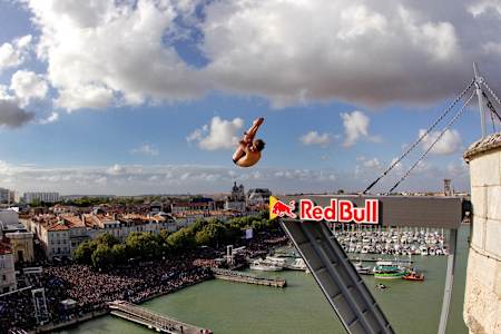 Un athlète réalise un plongeon lors des Red Bull Cliff Diving World Series à La Rochelle, en France.