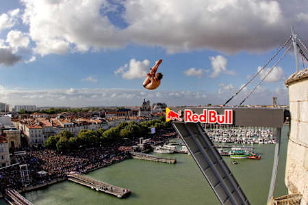 Un athlète réalise un plongeon lors des Red Bull Cliff Diving World Series à La Rochelle, en France.