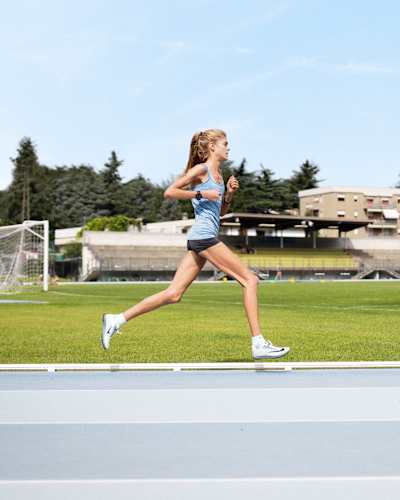 La runner alemana Konstanze Klosterhalfen corre en la pista.