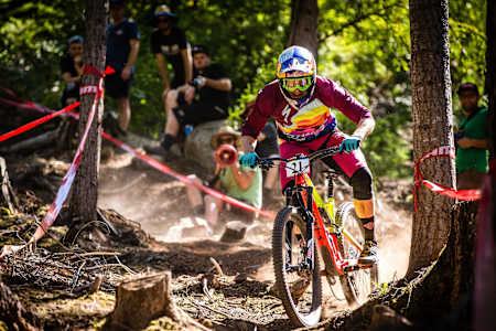 Curtis Keene impegnato in una competizione enduro.