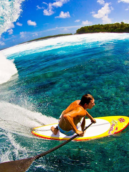 SUP : Le windsurfeur Jason Polakow en session de Stand up paddle aux Iles Marshall