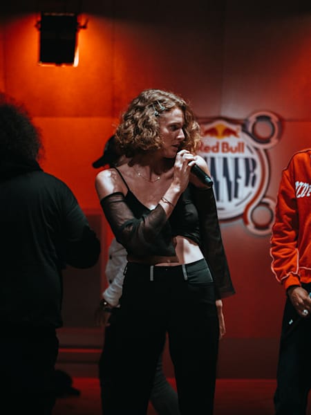 La rappeuse Brö chante au Red Bull Studio pendant Red Bull Spinner.