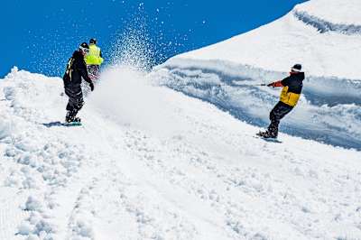 Les snowboardeurs Zak Hale et Mark McMorris au descendent une piste à Mammoth Mountain lors du Red Bull Recharged.