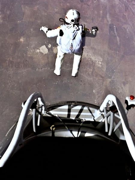 El piloto austriaco Felix Baumgartner salta de la cápsula, en el vuelo tripulado del Red Bull Stratos, en Roswell, Nuevo Máxico, EEUU, el 14 de octubre de 2012