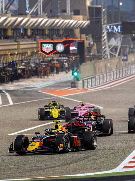 Arvid Lindblad #4 Campos Racing počas 2. kola šampionátu FIA Formula 2 na okruhu Bahrain International Circuit v Bahrajne 11. - 13. apríla 2025.