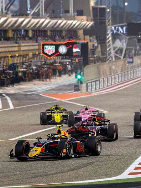 Arvid Lindblad #4 Campos Racing, während der zweiten Runde der FIA Formel 2 Meisterschaft auf dem Bahrain International Circuit in Bahrain vom 11. bis 13. April 2025.