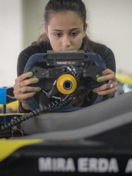 印度賽車手Mira Erda正檢查她的方向盤。