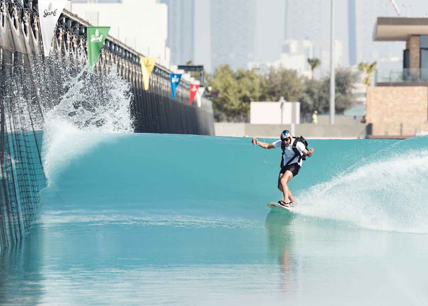 Sebastián Álvarez realiza un salto BASE desde un helicóptero y se lanza a surfear la ola artificial más larga del mundo en Abu Dhabi.