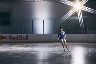 Isabeau Levito se prépare à exécuter un saut de patinage artistique.