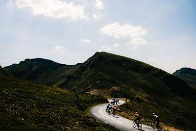 Vue de l'équipe Red Bull – BORA – hansgrohe lors de la 10e étape (Aurillac – Le Lioran) du 113e Tour de France, en France, le 14 juillet 2026. 
