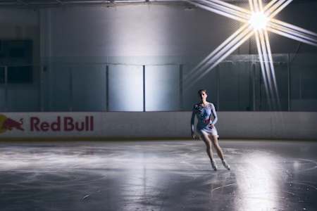 Isabeau Levito se prépare à exécuter un saut de patinage artistique.
