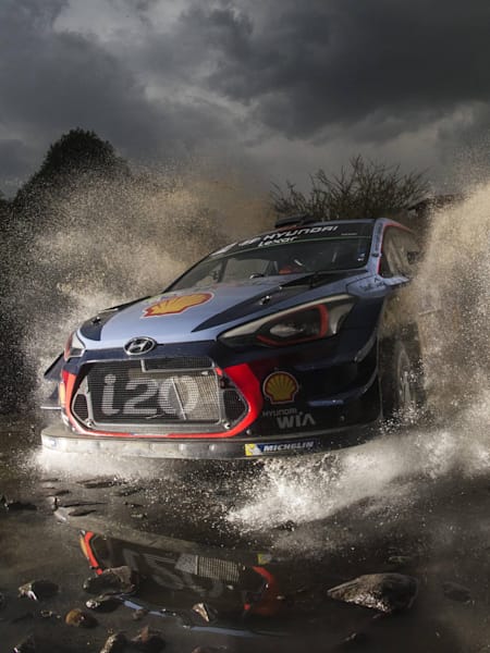 Thierry Neuville performs in Rally Mexico WRC 2017.