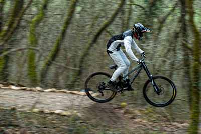 William Robert ride en VTT sur le parcours du bike park qu'il à construit en région parisienne.