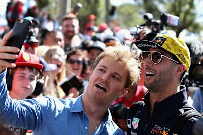 Nico Rosberg posiert für ein Foto mit Daniel Ricciardo beim F1 Grand Prix von Australien, 2018. 