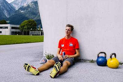 Le sauteur à ski Gregor Schlierenzauer prend une pause après un entrainement avec des kettlebells à Innsbruck, en Autriche.