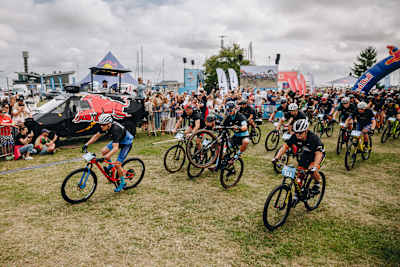 La toma de salida de una carrera de ciclocross en Lituania.