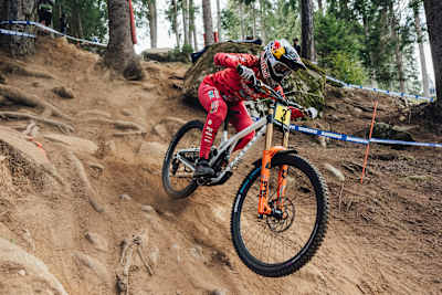 Die Französin Myriam Nicole beim UCI Mountainbike DH World Cup 2022 in Val di Sole, Italien.