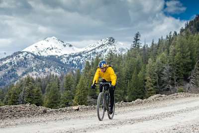 Rebecca Rusch mit ihrem Fahrrad einer Straße in Idaho, USA.