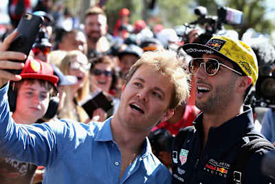 Nico Rosberg posiert für ein Foto mit Daniel Ricciardo beim F1 Grand Prix von Australien, 2018. 
