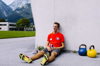 Le sauteur à ski Gregor Schlierenzauer prend une pause après un entrainement avec des kettlebells à Innsbruck, en Autriche.