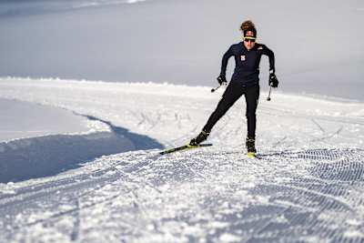 Laura Stigger trainiert auf der Langlaufloipe und zeigt beeindruckende Technik und Ausdauer im winterlichen Gelände.