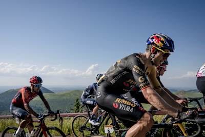 El belga Wout van Aert corre la novena etapa del Tour de Francia 2023 entre Saint-Léonard-de-Noblat y Puy de Dôme.