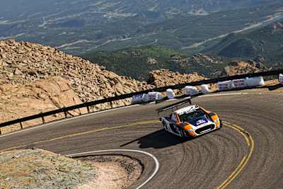  Sébastien Loeb a terminé Pikes Peak en 8 minutes et 13 secondes, battant de 90 secondes le précédent record de Rhys Millen.