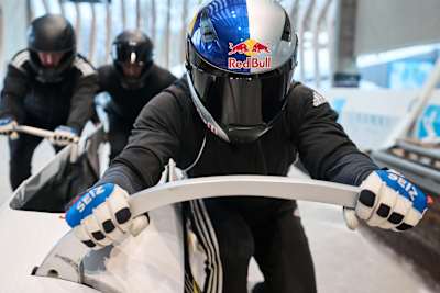 Rostislav Gaitiukevich et son équipe s’élancent pour une poussée lors d’un entraînement de bobsleigh.